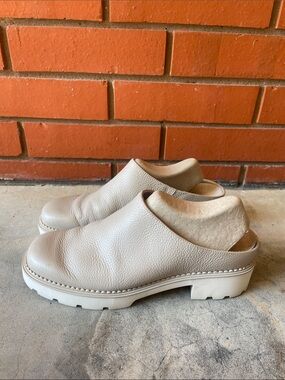 VIONIC Women's FAIRFAX Leather Oatmeal Beige Mules Clogs Size 9.5